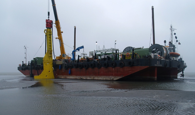 Ponton JD1 mit Vibroschwert im Sandwatt Ponton JD1 mit Vibroschwert im Sandwatt